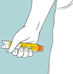 Hold EpiPen ca 10 cm fra låret